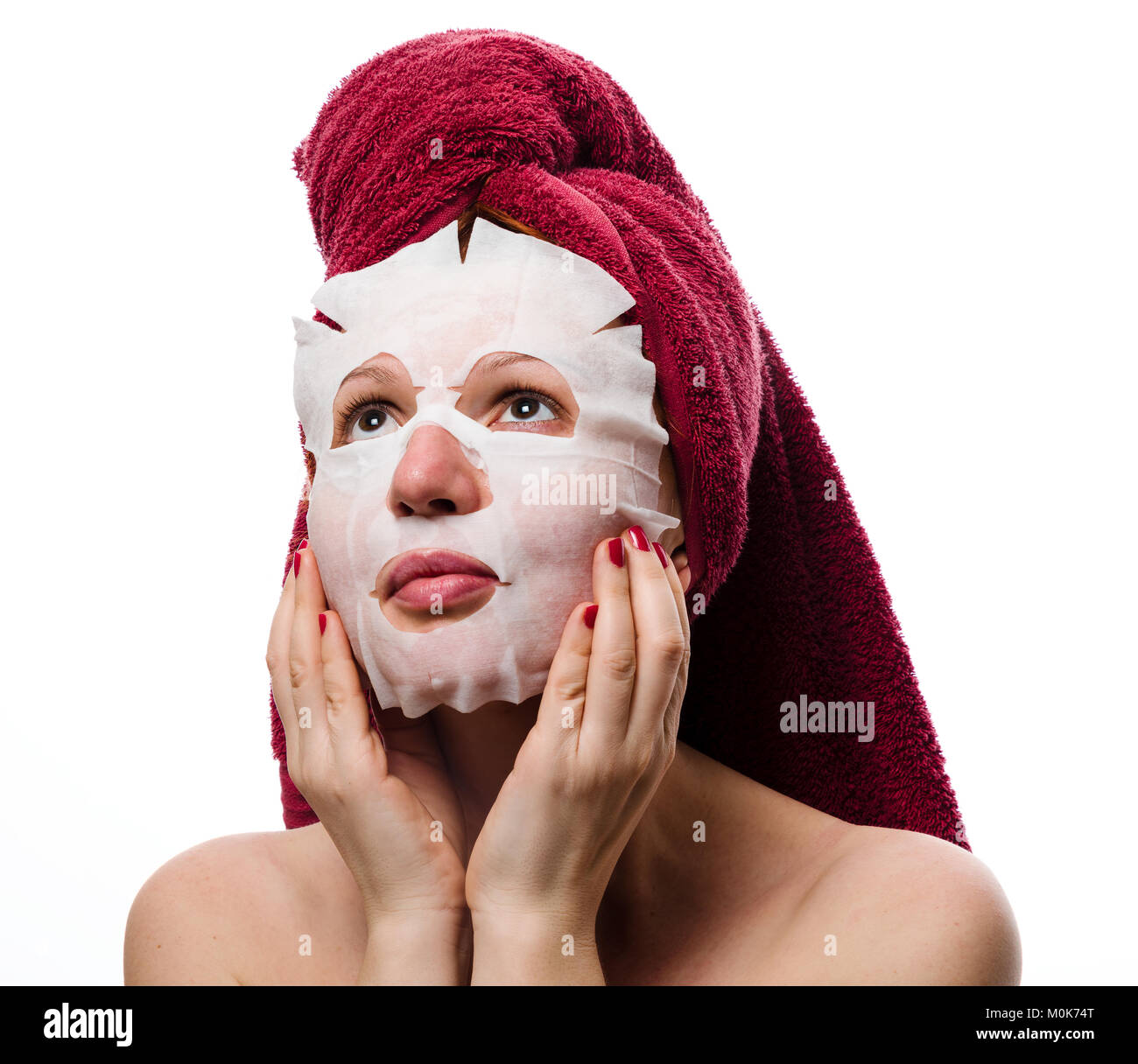 Belle femme avec masque facial sur fond blanc, de beauté concept de soins de la peau Banque D'Images