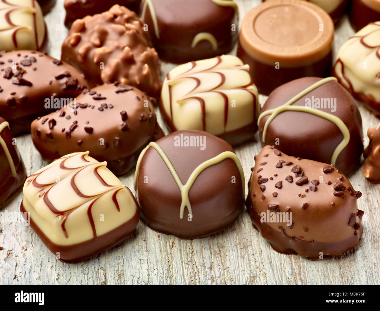 Close up de praliné au chocolat sur fond de bois Banque D'Images