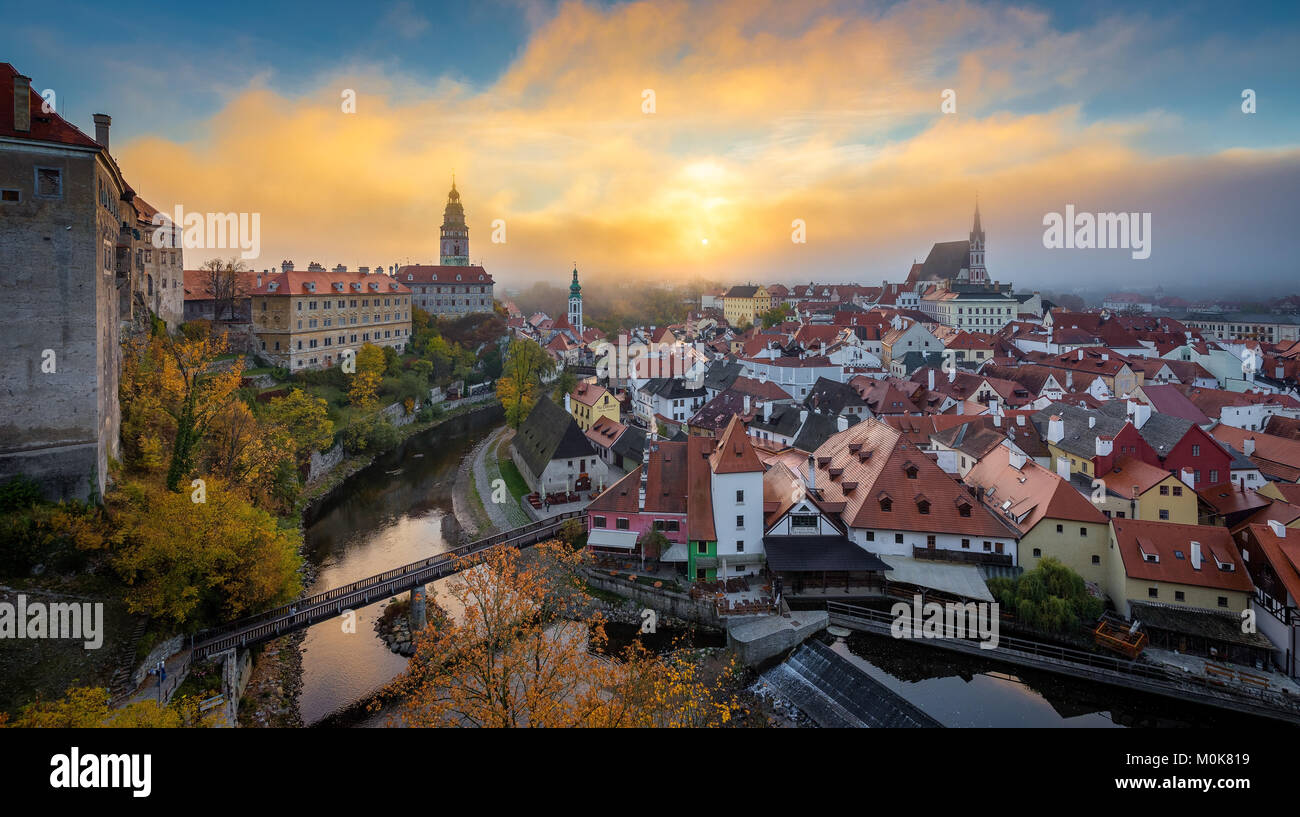 Vue panoramique sur la ville historique de Cesky Krumlov à Cesky Krumlov Castle, célèbre site du patrimoine mondial de l'UNESCO depuis 1992, au lever du soleil à l'automne Banque D'Images