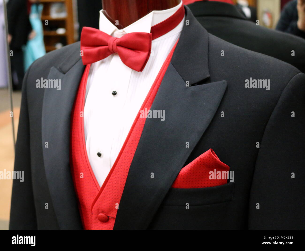 Tuxedo noir avec Nœud Papillon rouge Banque D'Images