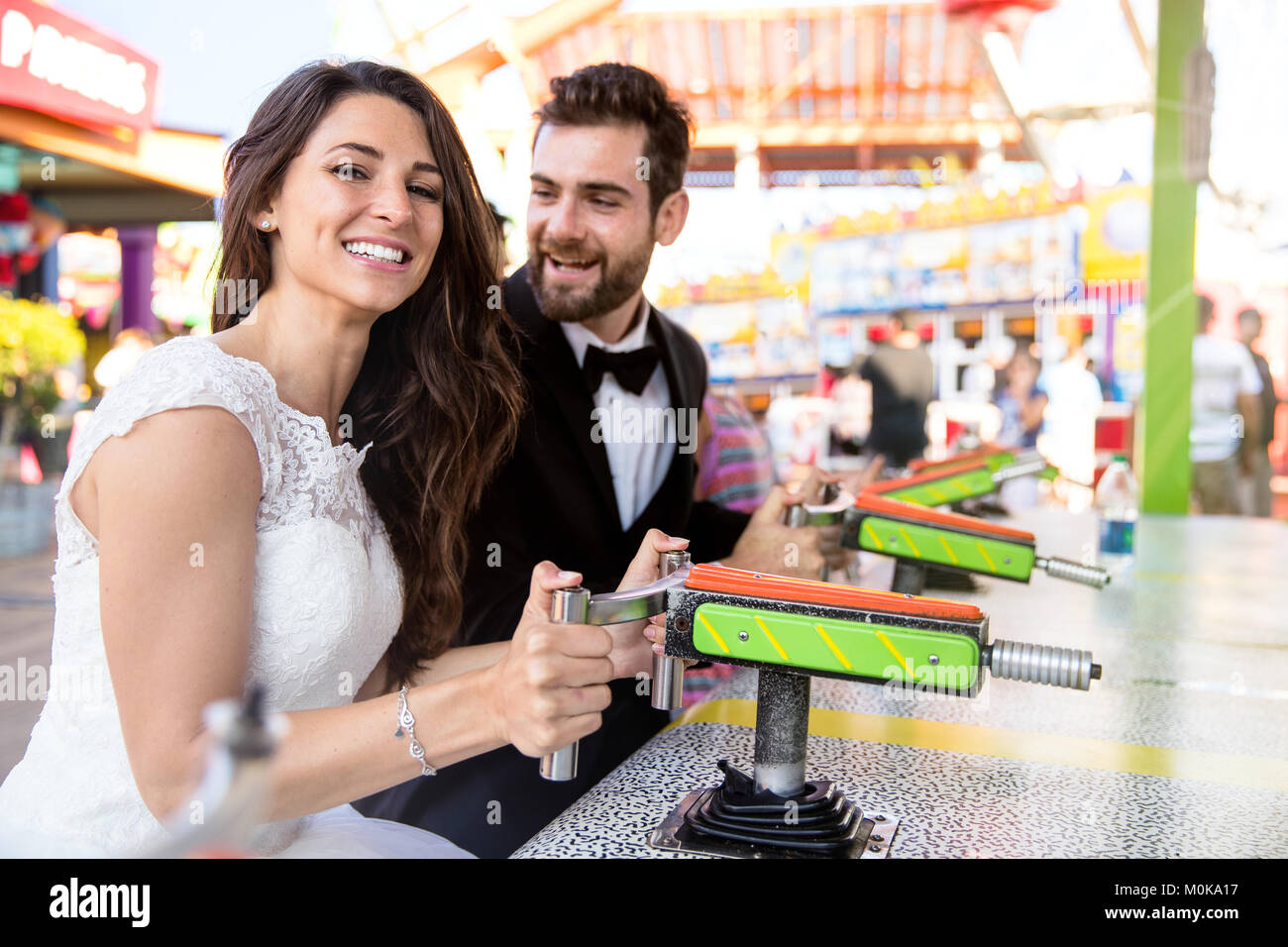 Couple marié juste jouer à des jeux à la juste carnival amusement park Banque D'Images