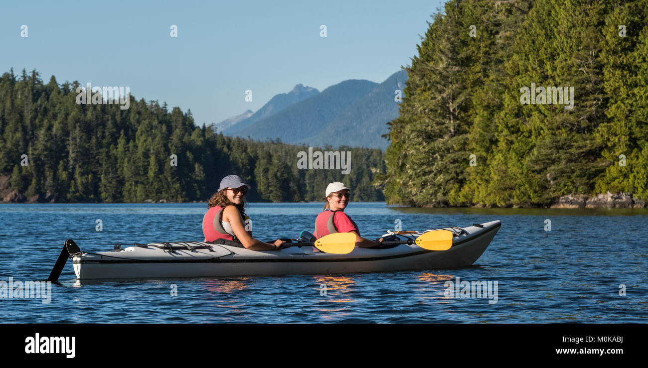 Kayak dans la baie Clayoquot, île de Vancouver, Tofino, Colombie-Britannique, Canada Banque D'Images