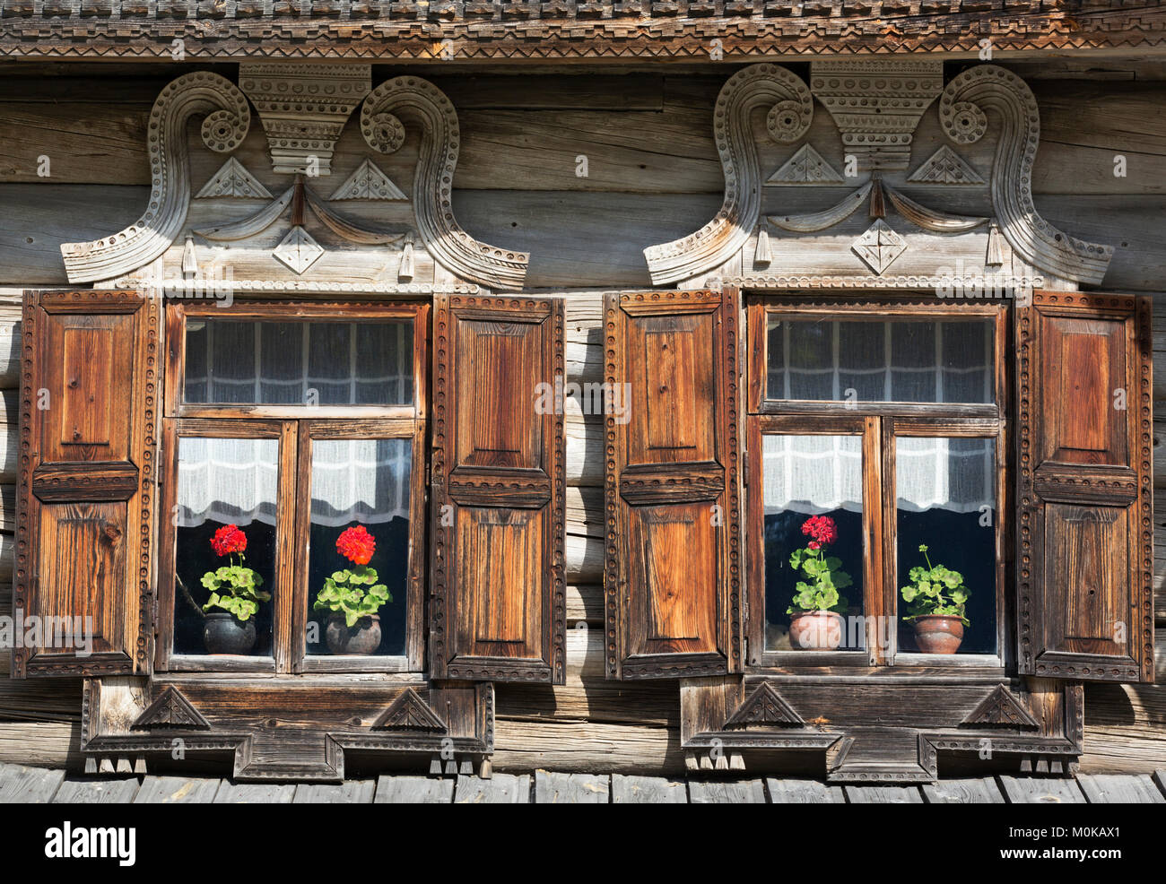 Windows traditionnelle dans une maison en bois rond, construit en 1882, Vitoslavlitsy Musée de l'architecture en bois ; Veliki Novgorod, Novgorod, Russie Banque D'Images