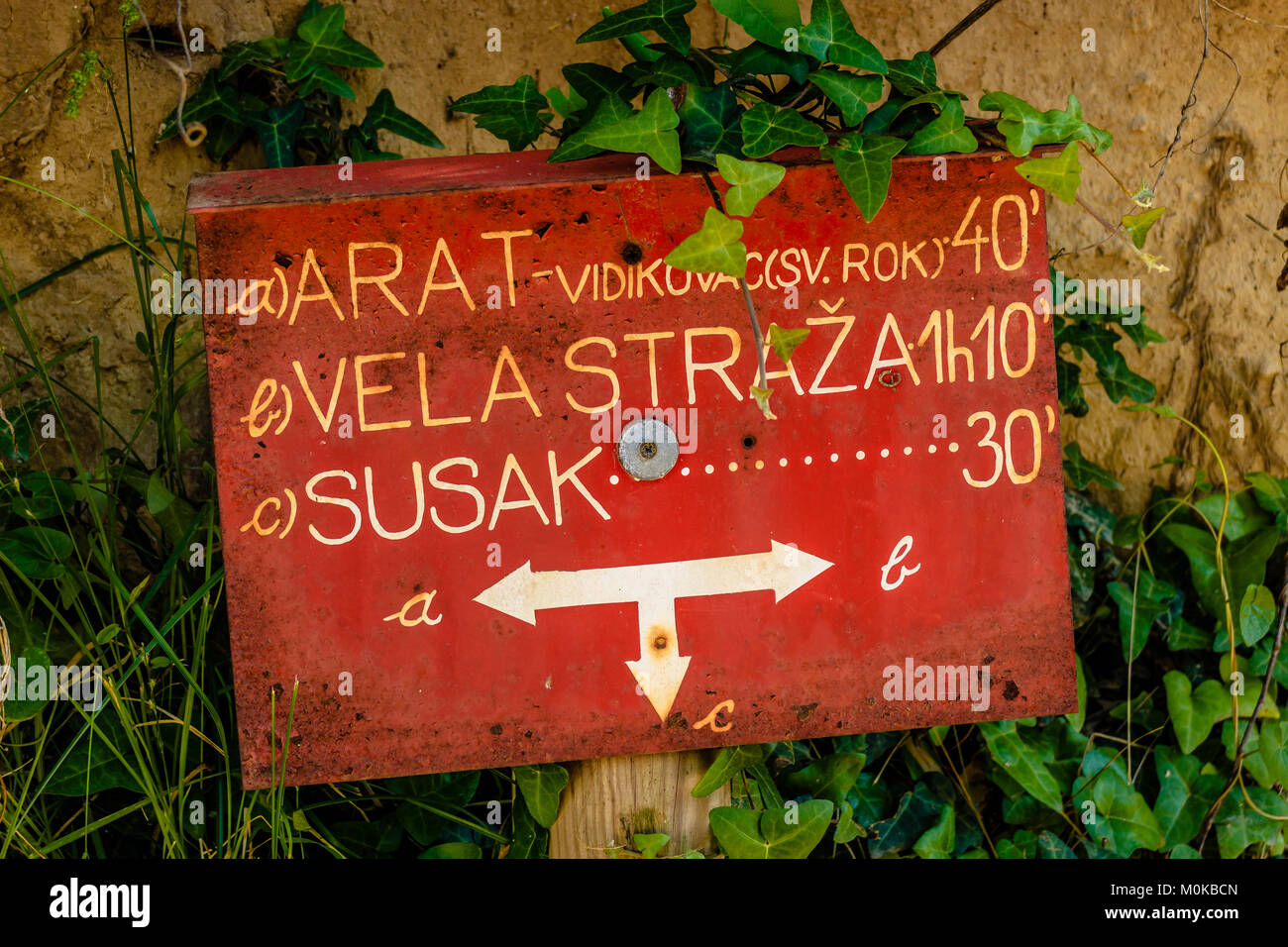 Sentier pour signer sur la petite île sans circulation de Susak, Croatie. Mai 2017. Banque D'Images