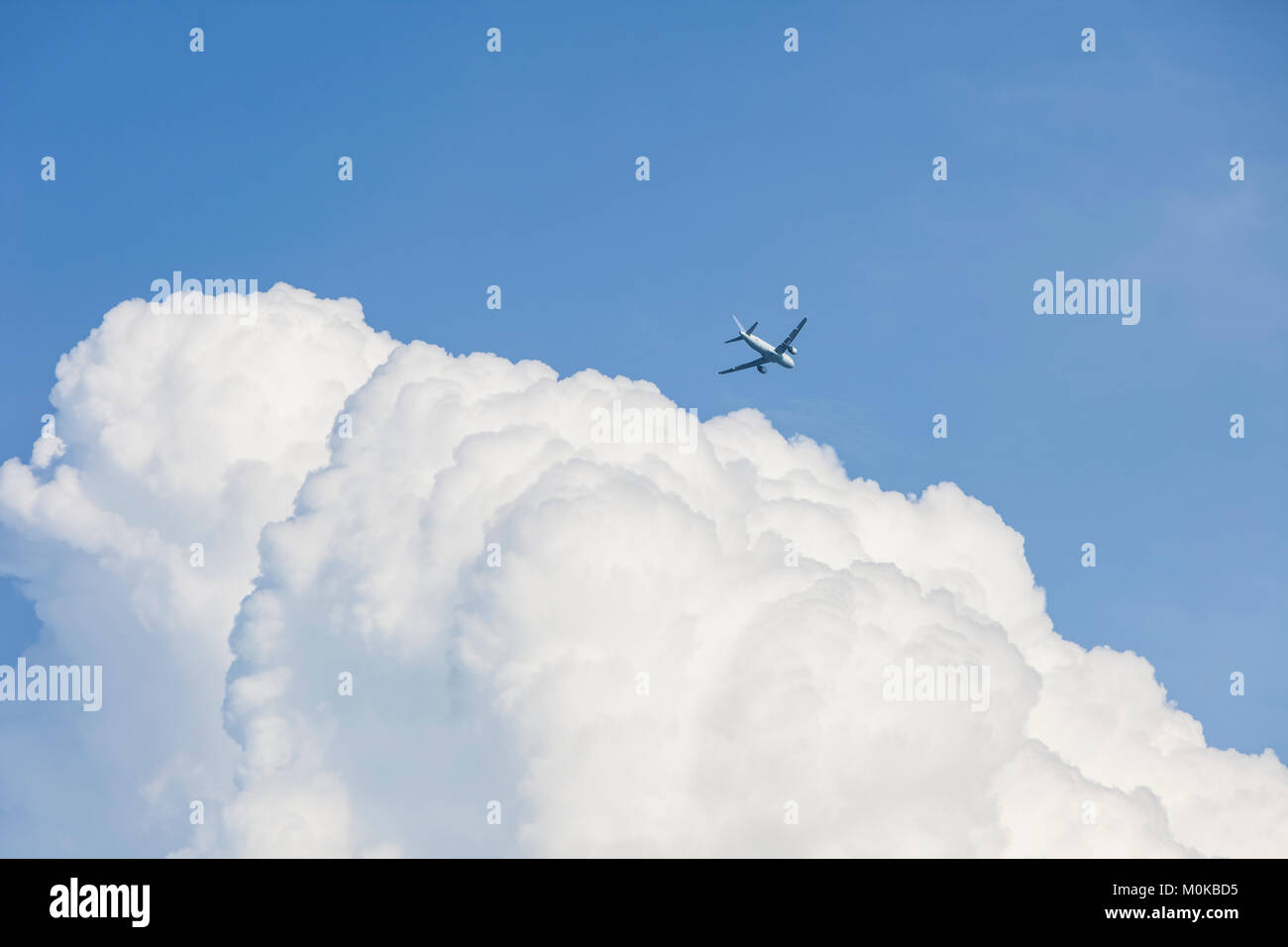 Avion de ligne et la banque de nuages dans un ciel bleu ; Georgetown, Ontario, Canada Banque D'Images