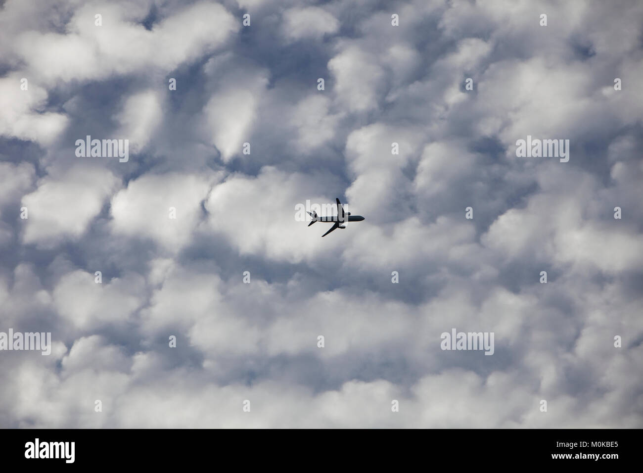 Les aéronefs commerciaux dans les nuages ; Brampton, Ontario, Canada Banque D'Images