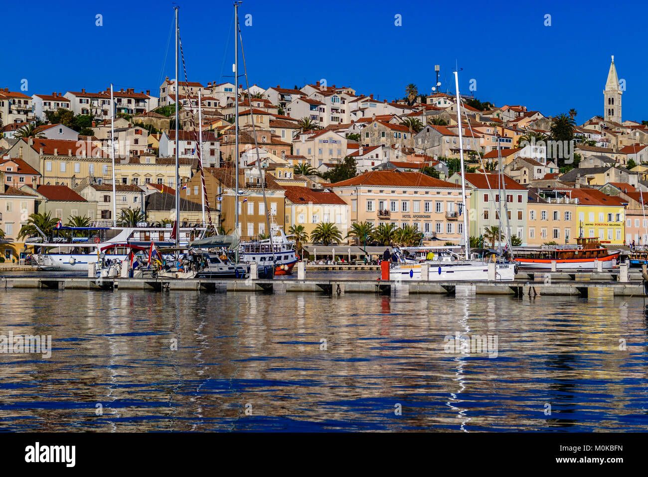 Mali Losinj harbor, sur l'île de Losinj, Croatie. Mai 2017. Banque D'Images