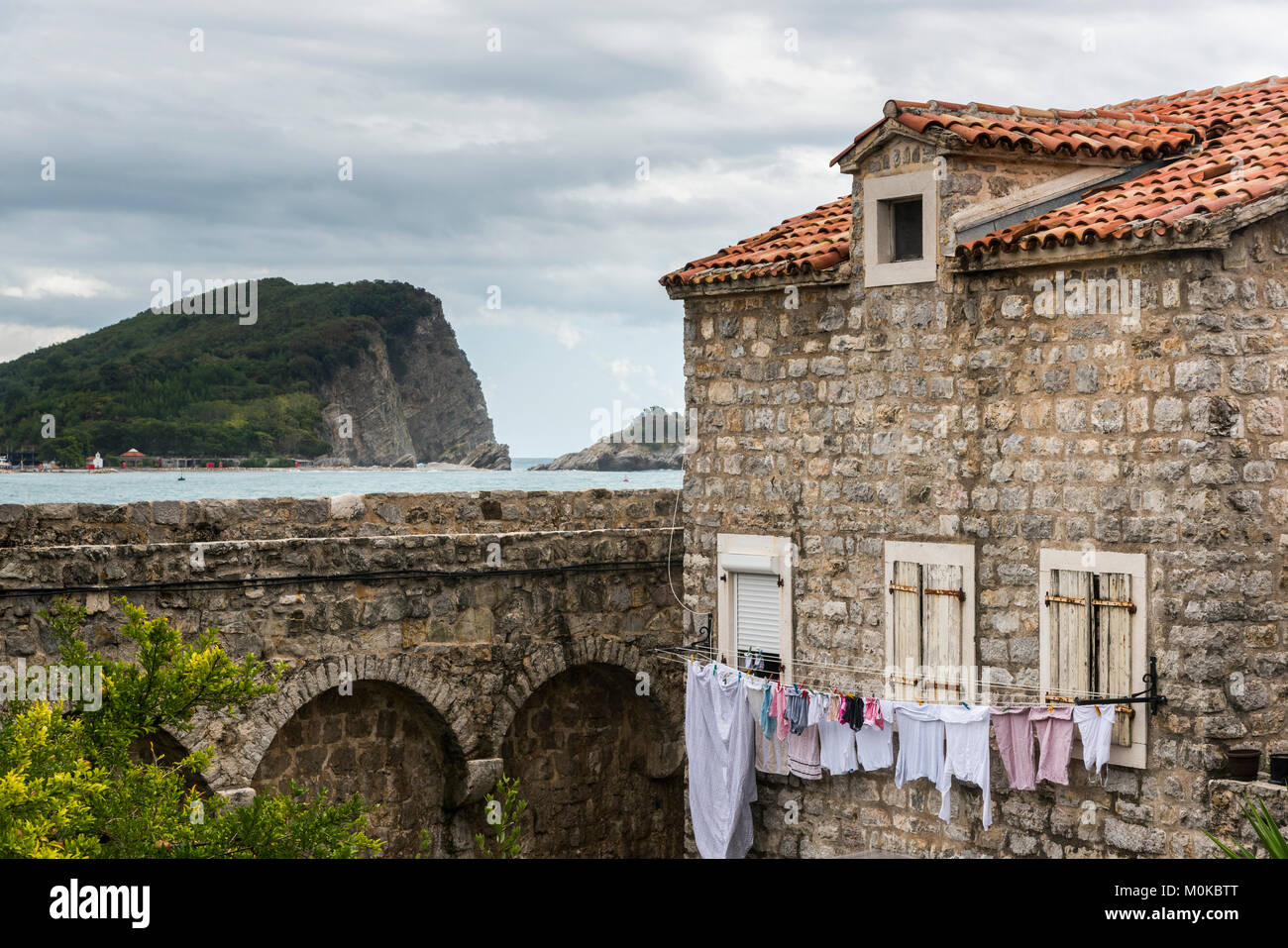 En dehors de la corde à une vieille maison en pierre le long de la côte de la mer Adriatique ; Opstina Budva, Budva, Monténégro Banque D'Images