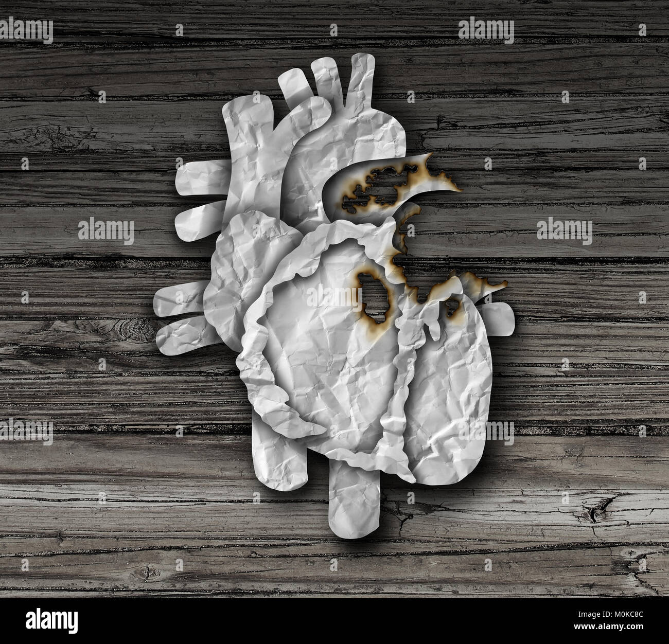 Les maladies du coeur et les maladies cardio-vasculaires ou cardiaques cancer coronaire comme un organe de pompage du sang humain en papier d'être brûlé. Banque D'Images