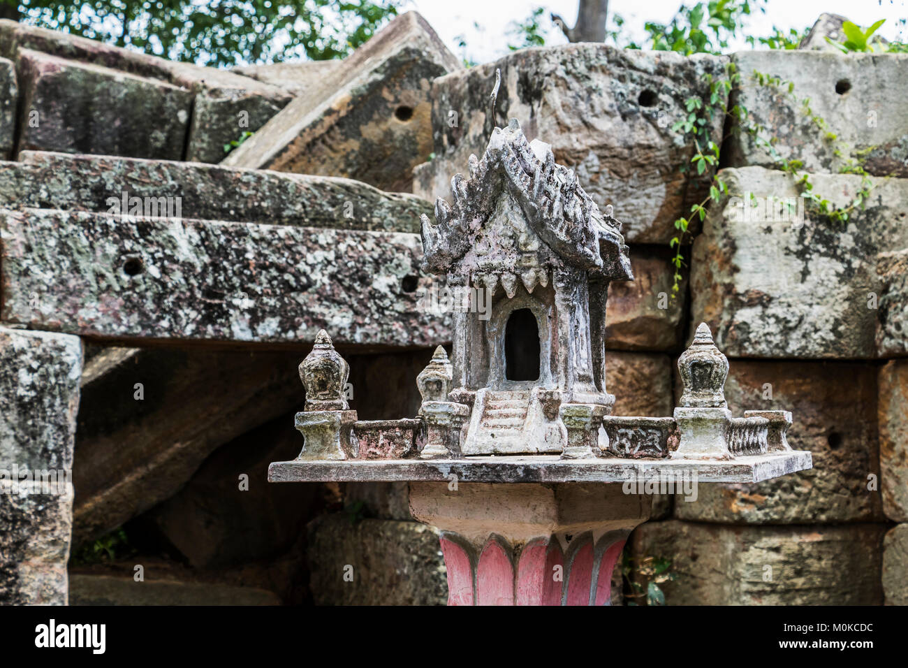 Spirit house par l'ancien temple Angkorien de Wat Ek Phnom, Battambang, Cambodge Banque D'Images