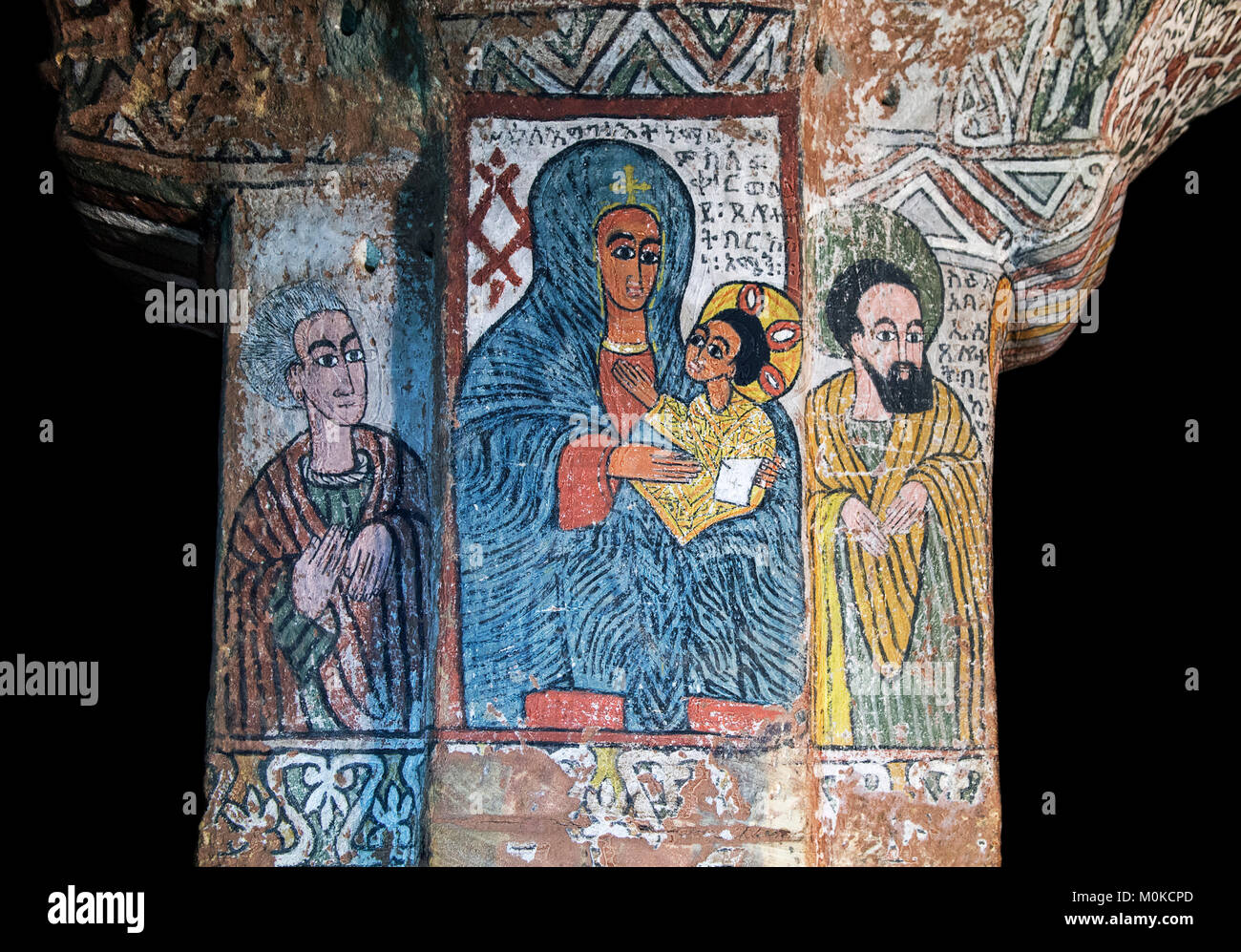 La Sainte Vierge à l'enfant entre Abouna Esi (droite) et une personne inconnue (à gauche), fresque dans l'église rupestres orthodoxe Abuna Yemata,Tigré, Ethiopie Banque D'Images