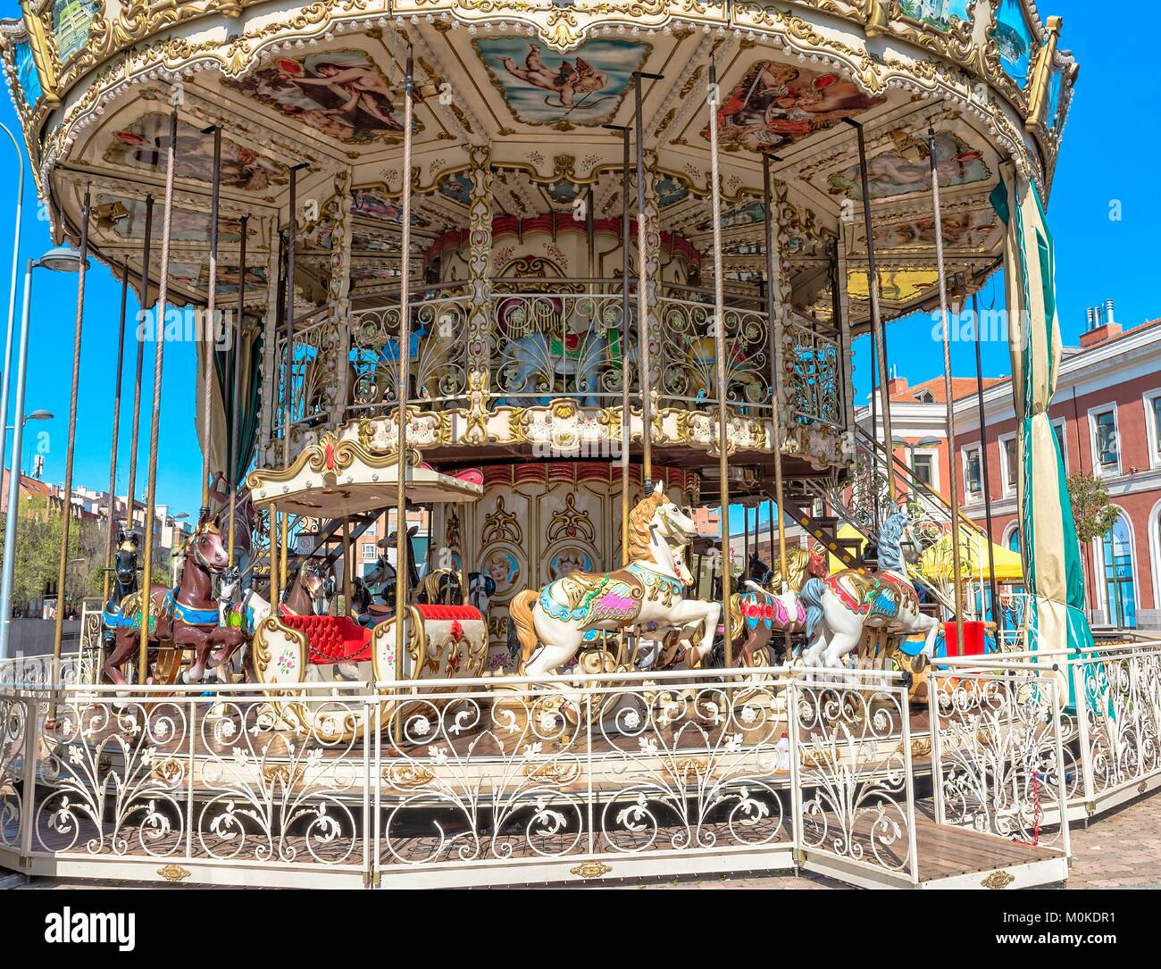 Carrousel à Madrid, Espagne. Un cadre coloré et joli carrousel situé en dehors de la gare de Madrid. Banque D'Images
