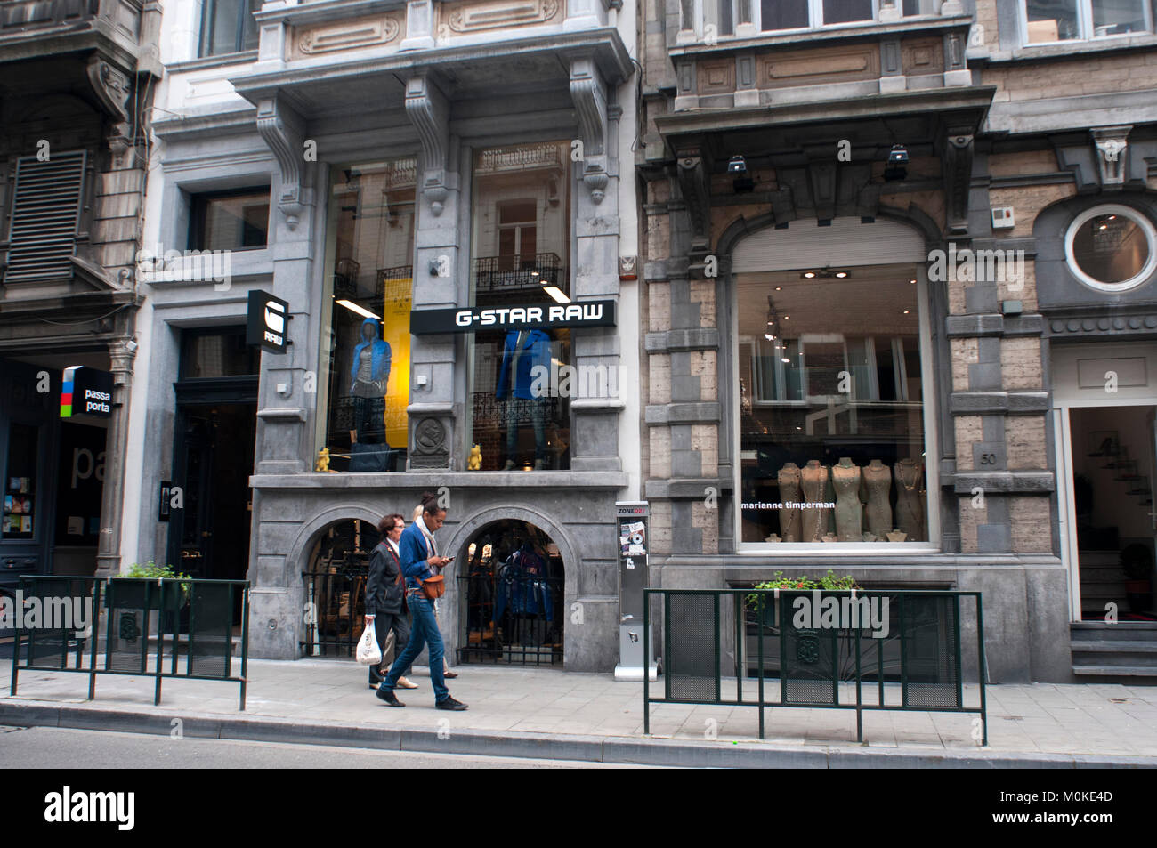 G-Star Raw et l'autre des boutiques de mode sur la Rue Antoine Dansaert,  Bruxelles, Belgique. Le royaume de boutiques de luxe à Bruxelles a un nom :  l'Avenue Louise Photo Stock -