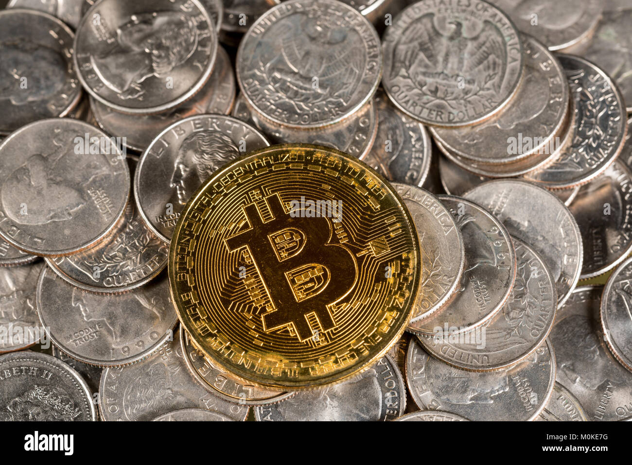 Coin Bitcoin a jeté sur le dessus de la petite monnaie Banque D'Images