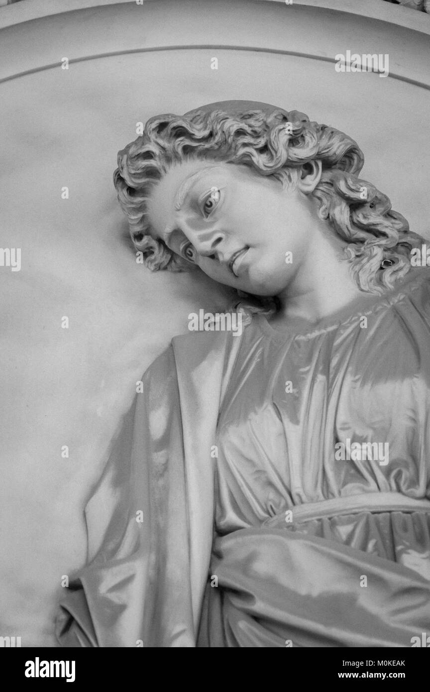 Statue d'un ange pur sans ailes. Visage d'enfant candide, photo en noir et blanc. Banque D'Images