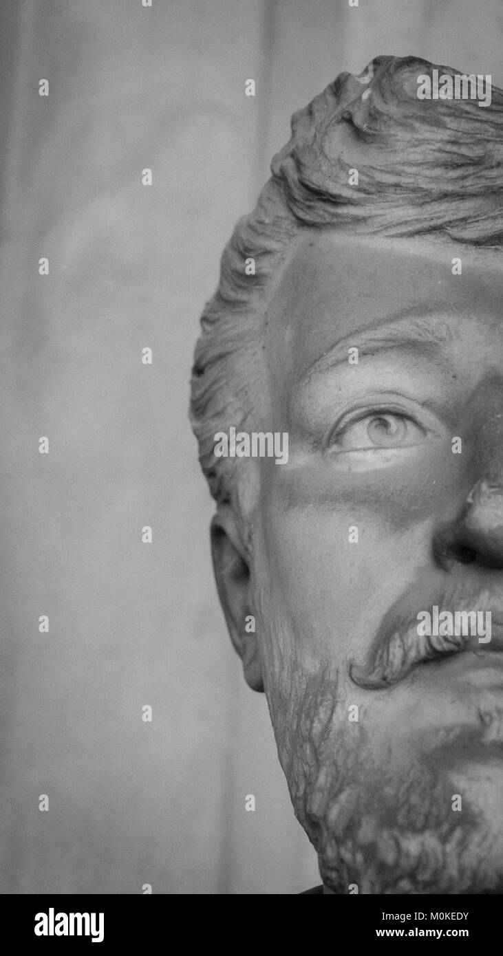 Plus d'un siècle, statue en pierre blanche de la moitié de la tête du mans, photo en noir et blanc Banque D'Images