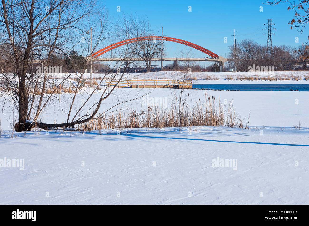 Lac enneigé rebecca park et les ponts enjambant la rivière Mississipi dans Hastings Minnesota Banque D'Images