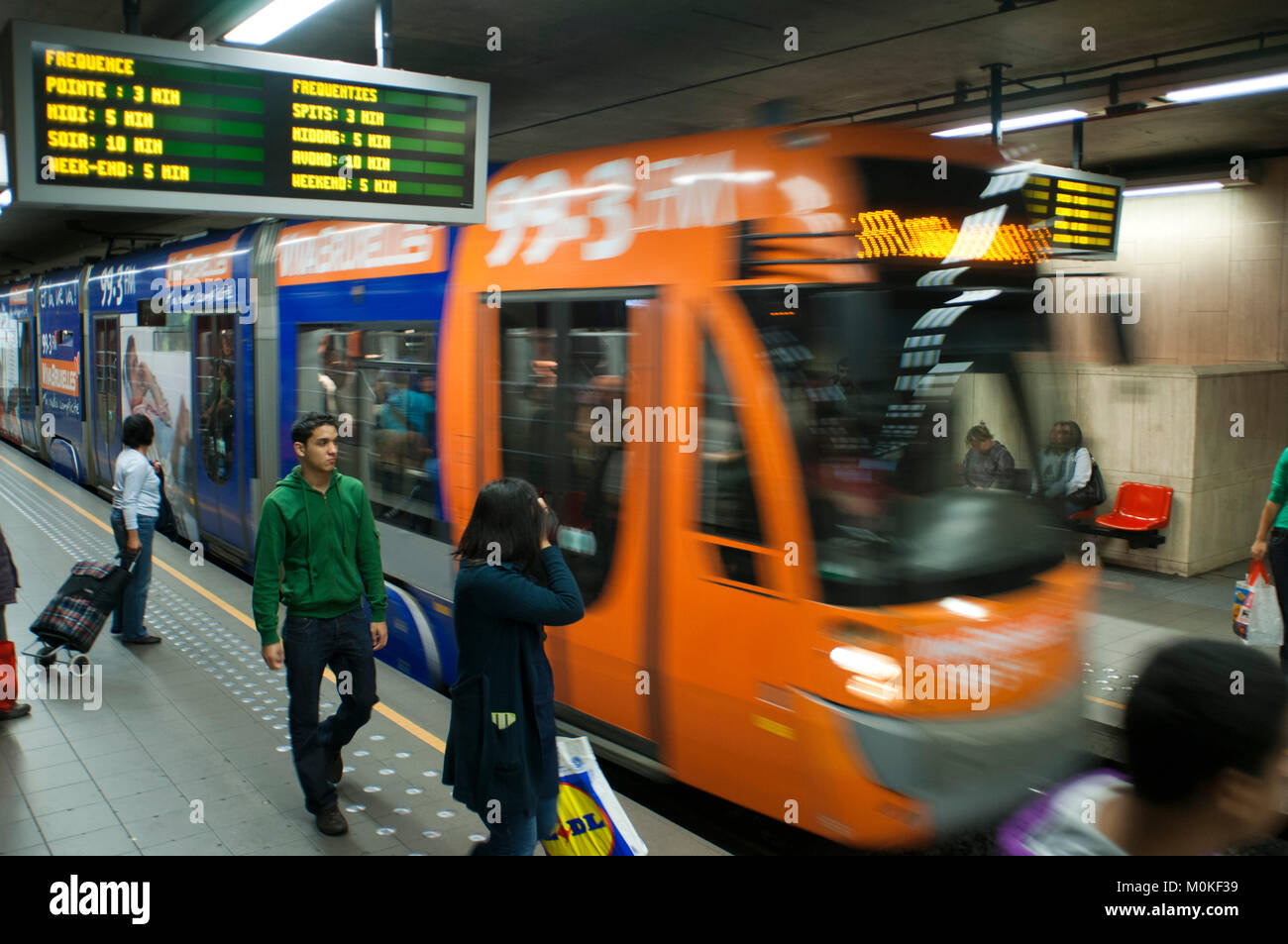 Porte de hal métro Banque de photographies et d'images à haute résolution -  Alamy