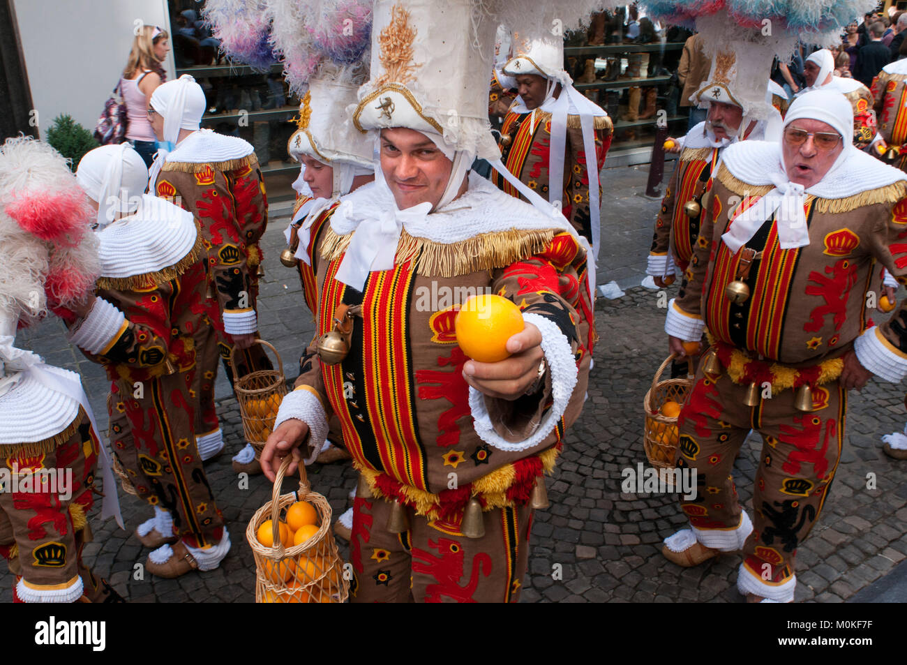 Démonstration de carnaval de Binche robes, Bruxelles, Belgique. UNESCO World Heritage Festival Parade. Belgique Banque D'Images