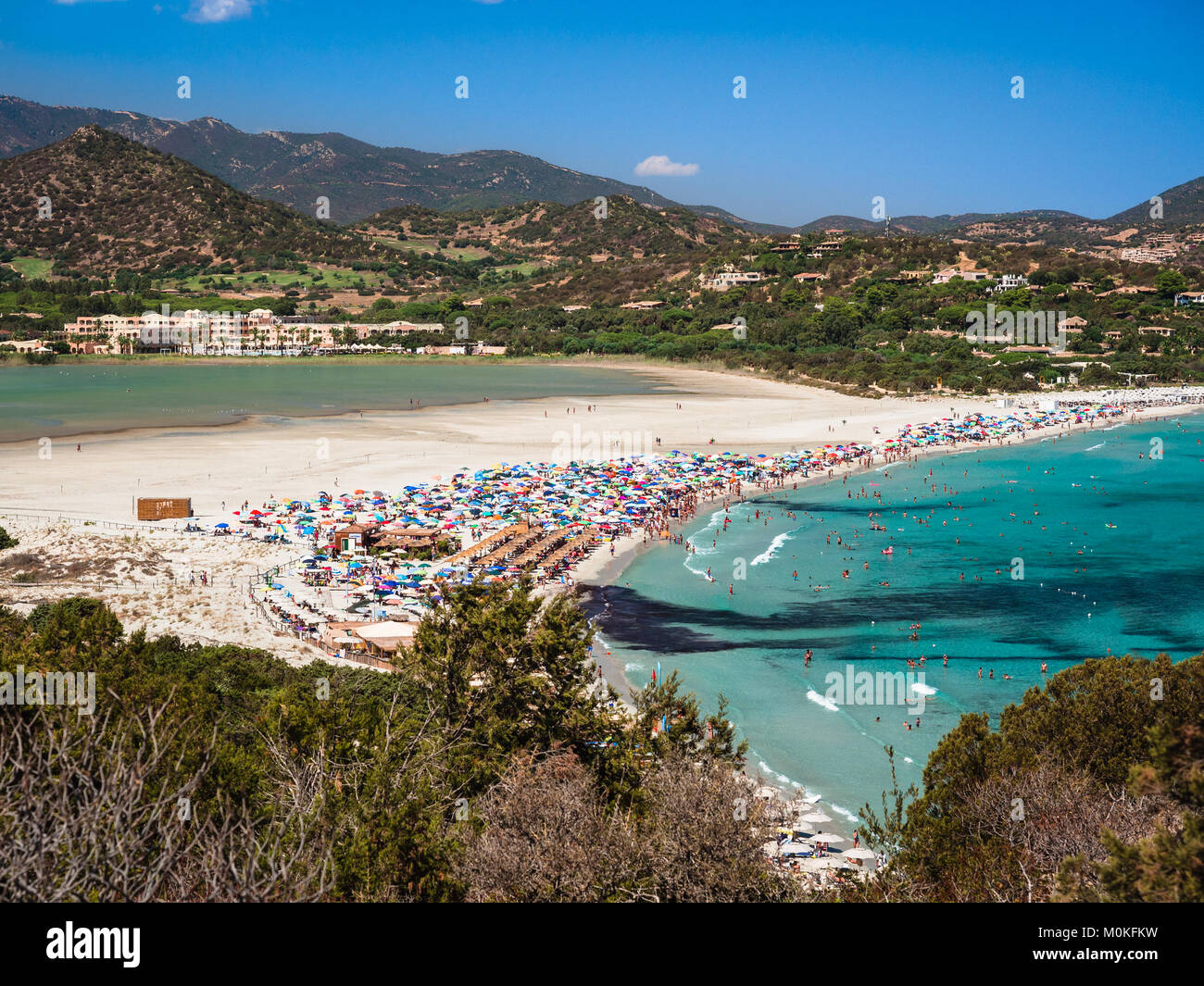 Mer turquoise et transparente à Porto Giunco, Villasimius, Sardaigne, Italie Banque D'Images