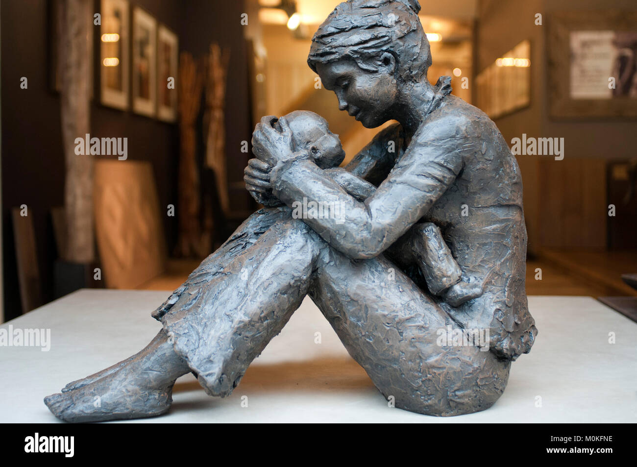 La mère et l'enfant sculpture de bronze en K prêt, galerie des antiques et de décoration, Marolles, Bruxelles, Belgique Banque D'Images