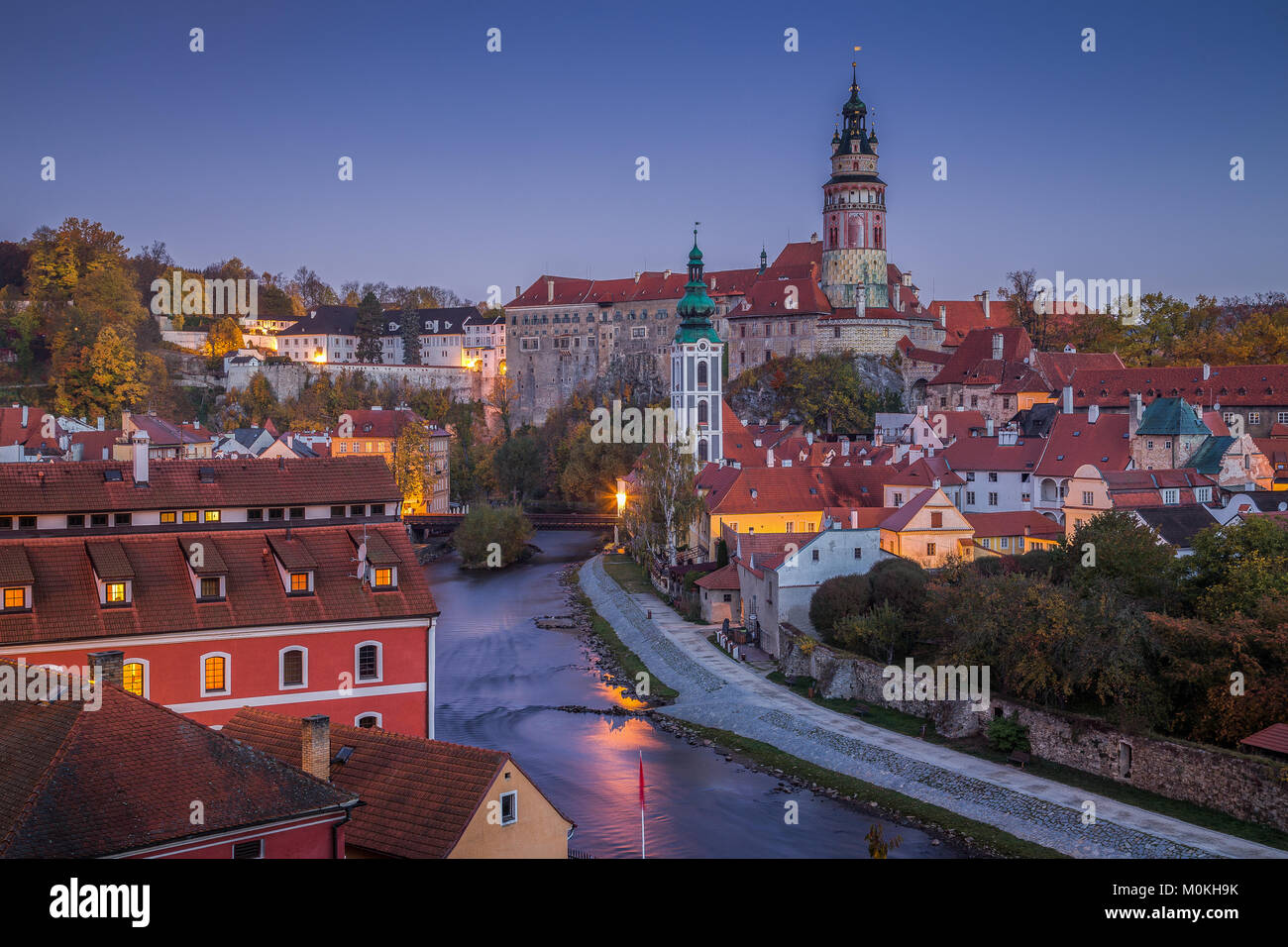 L'affichage classique de la ville historique de Cesky Krumlov à célèbre Cesky Krumlov Castle dans le magnifique crépuscule à l'aube, Bohemia, République Tchèque Banque D'Images