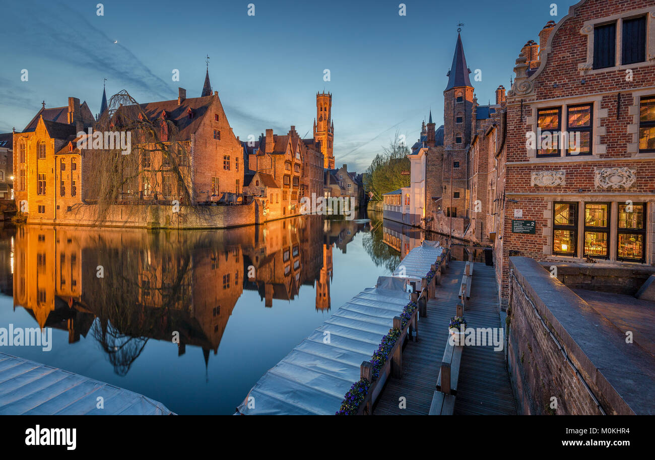 L'affichage classique du centre-ville historique de Bruges, avec célèbre Rozenhoedkaai allumé pendant le crépuscule magique, Flandre orientale, Belgique Banque D'Images