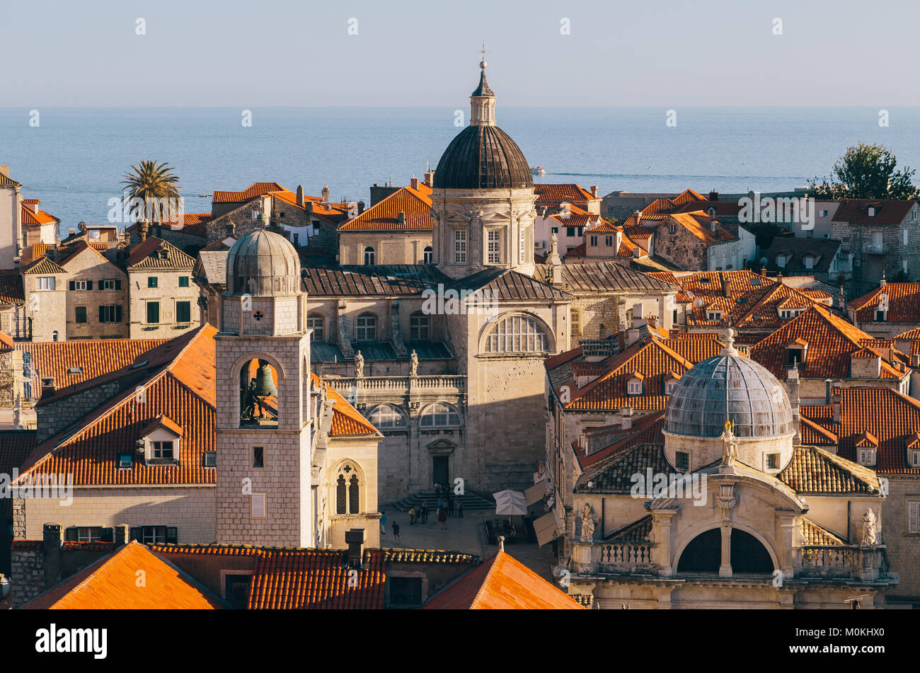 Vue panoramique sur la ville historique de Dubrovnik, l'une des plus célèbres destinations touristiques de la Méditerranée, au coucher du soleil, la Dalmatie, Croatie Banque D'Images