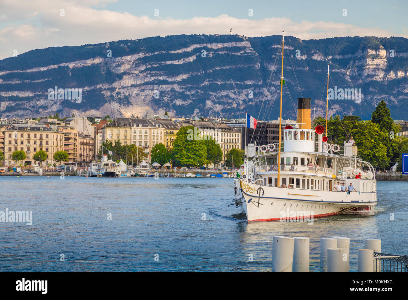 Vue panoramique sur les toits de Genève historique avec le célèbre Jet d'eau et les navires à l'Harbour district dans la belle lumière du soir au coucher du soleil avec blue s Banque D'Images