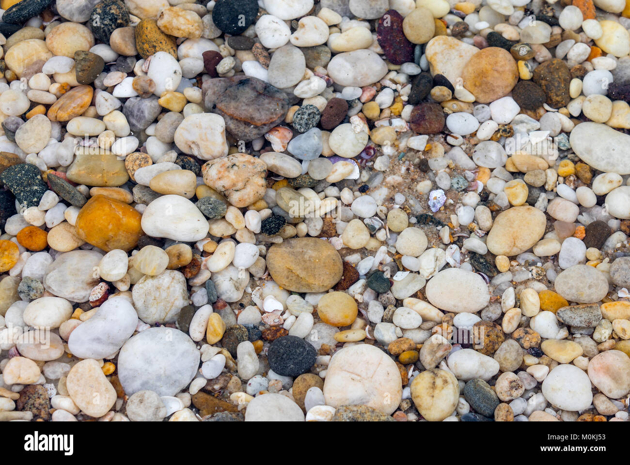 Des rochers et des cailloux dans l'eau claire Banque D'Images