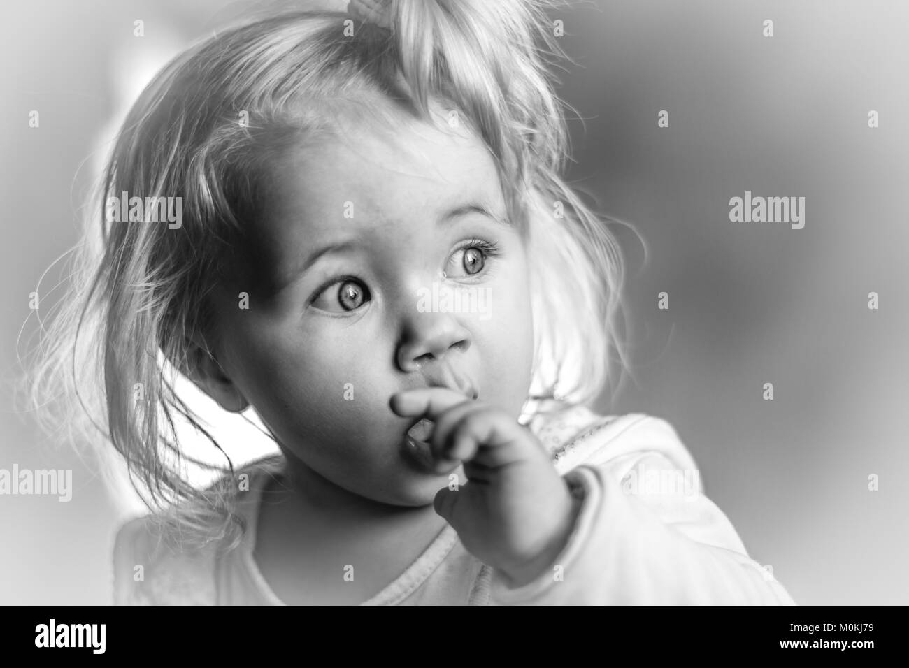 Portrait D Une Mignonne Petite Fille Aux Cheveux Blancs Belle Apparence D Une Petite Fille Portrait Noir Et Blanc D Un Enfant Photo De L Enfant Type D Enfants Photo Stock Alamy