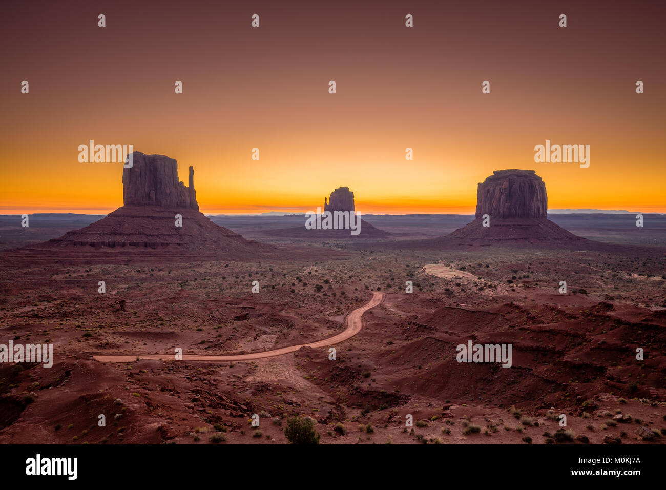 La vue classique du célèbre Monument Valley au lever du soleil, Arizona, USA Banque D'Images