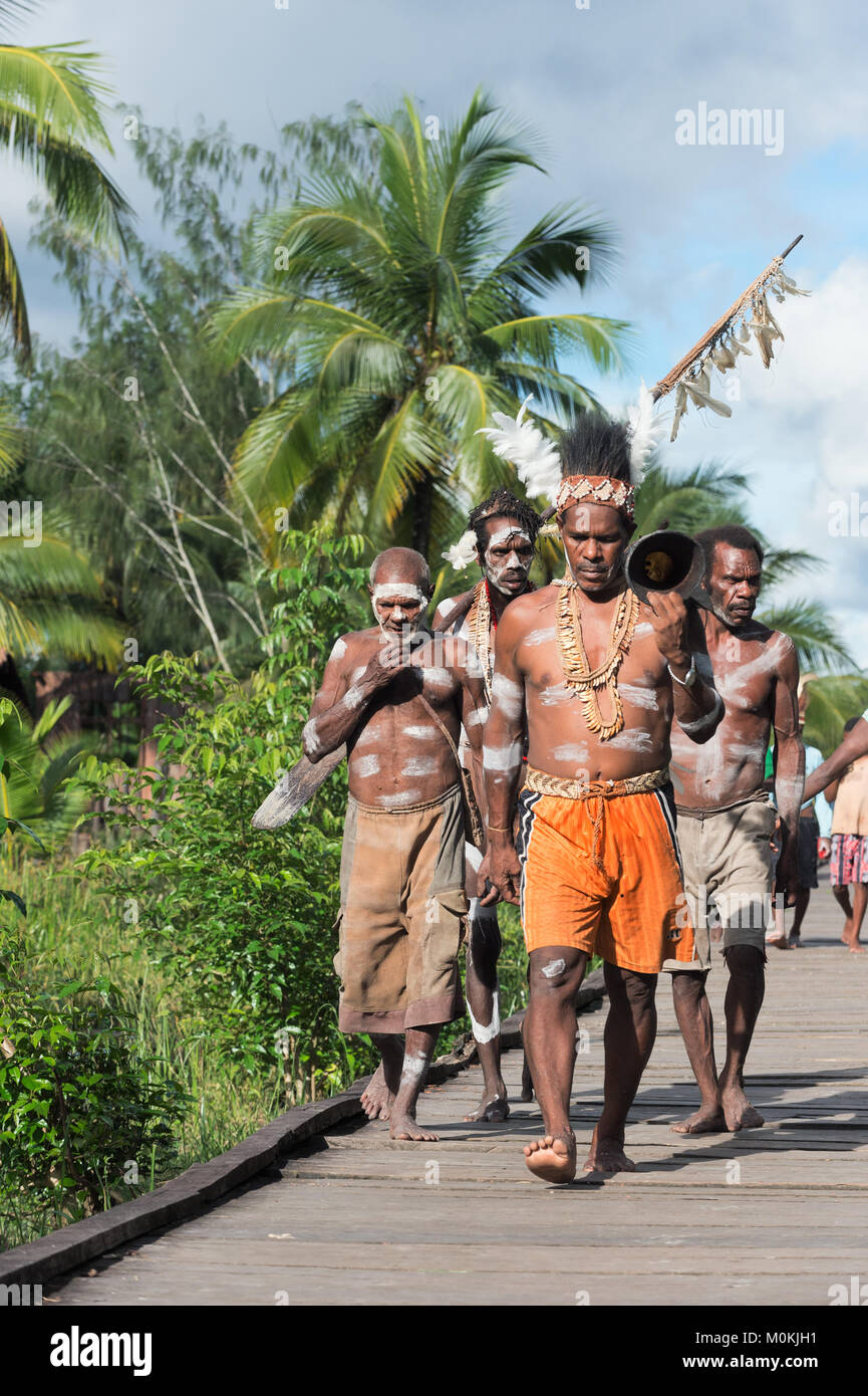Le Village suit les ancêtres incarné par l'esprit qu'ils masque tour le village la Doroe cérémonie. Jow, Village, Asmat Indonésie Banque D'Images