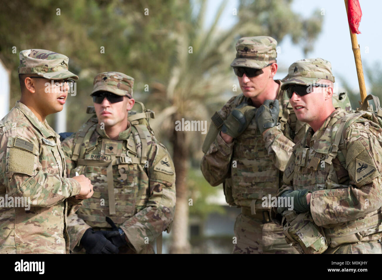 Circuit de l'armée américaine. Jonathan, un Darrissi, spécialiste de l'assistant médical de combat de brigade 40e bataillon du génie, 2e Brigade, 1e Division blindée, explique la vie de combat de la formation veille lane aux CCP. Jean Rayeski et Joshua Padgett et le Sgt. Dustin Calderwood, les ingénieurs de la 40e, au cours de l'ASEB 2018 Ram Fer de la concurrence, le 5 janvier 2018, le Koweït Base Navale, le Koweït. L'équipe de fer Ram est un événement organisé chaque année par le 40e BEB testing de la forme physique et de compétences de soldat. (U.S. Army Banque D'Images