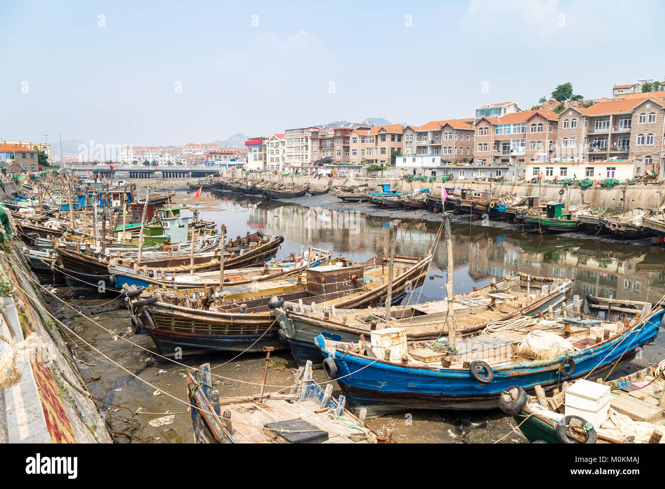 Bateaux de pêche en bois dans le village de Shazikou, dans la banlieue de Qingdao, Shandong, Chine Banque D'Images