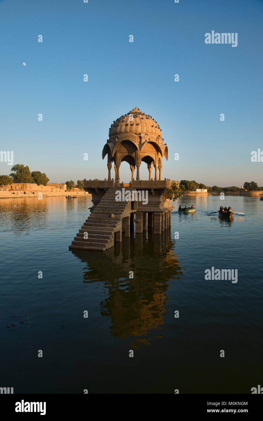 Lever du soleil sur le lac Gadisar, Jaisalmer, Rajasthan, India Banque D'Images