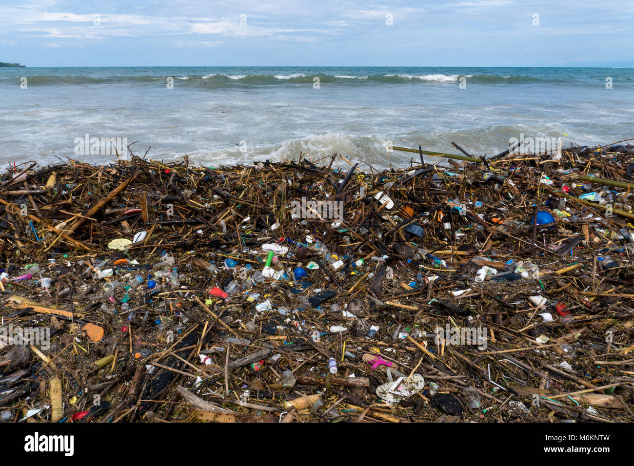 Concept de la pollution. Le problème d'ordures sur la plage causée par les personnes Banque D'Images