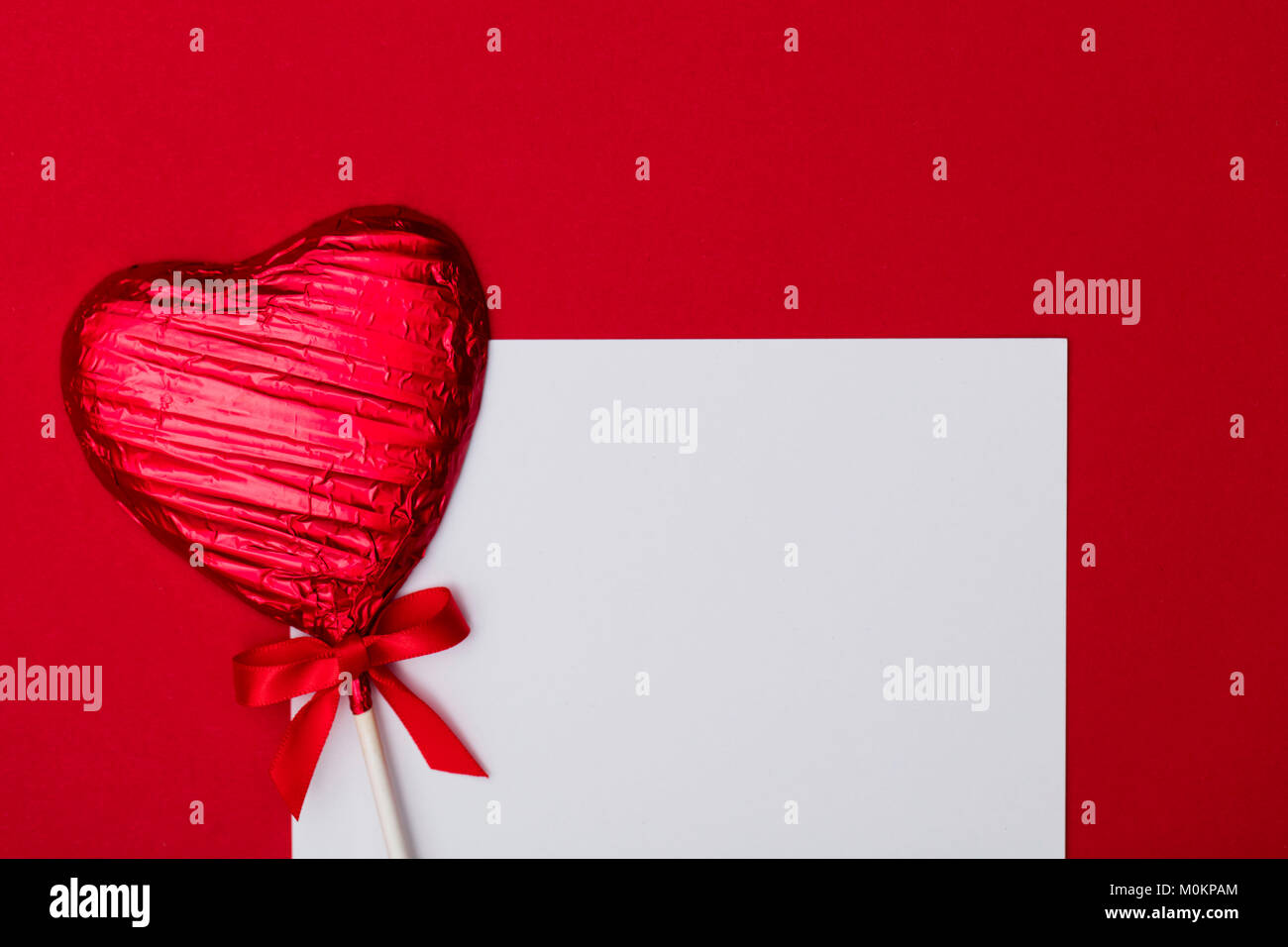 Des bonbons en forme de coeur lolly saint-valentin cadeau avec un message blanc vierge Banque D'Images