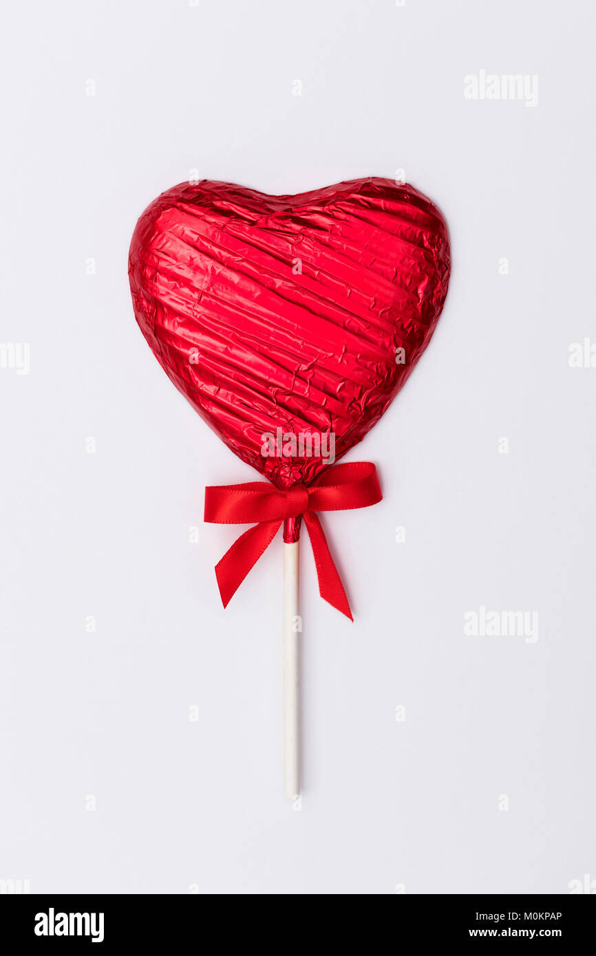 Des bonbons en forme de coeur lolly valentine's day gift sur un arrière-plan uni, blanc Banque D'Images