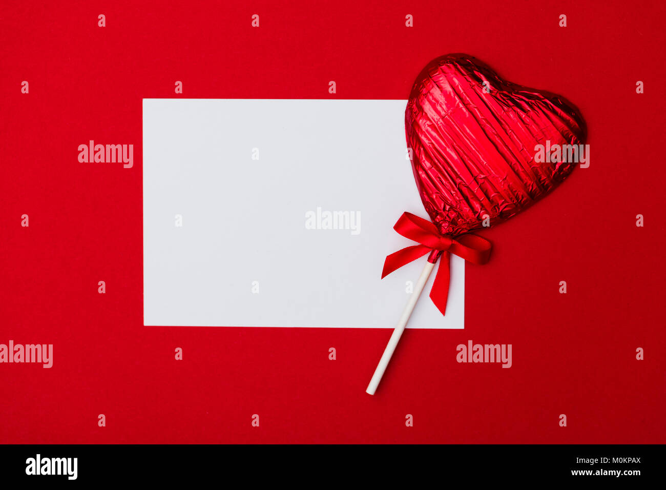 Des bonbons en forme de coeur lolly saint-valentin cadeau avec un message blanc vierge Banque D'Images