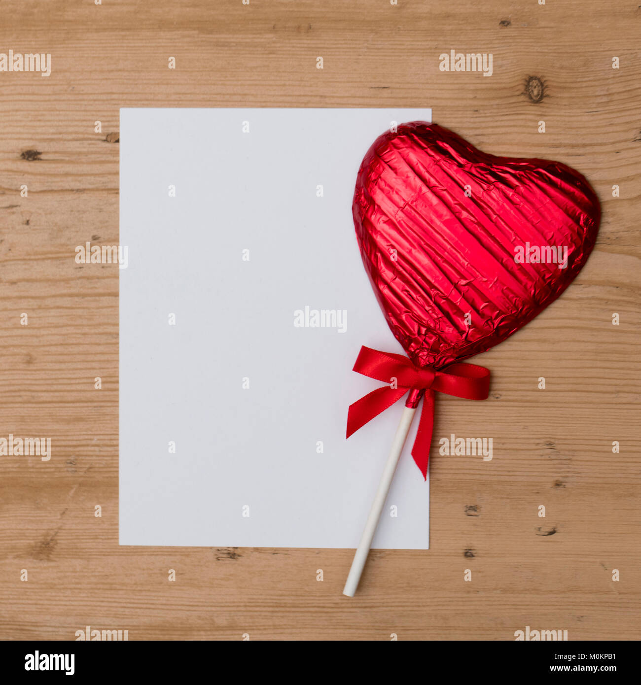 Des bonbons en forme de coeur lolly saint-valentin cadeau avec un message blanc vierge Banque D'Images