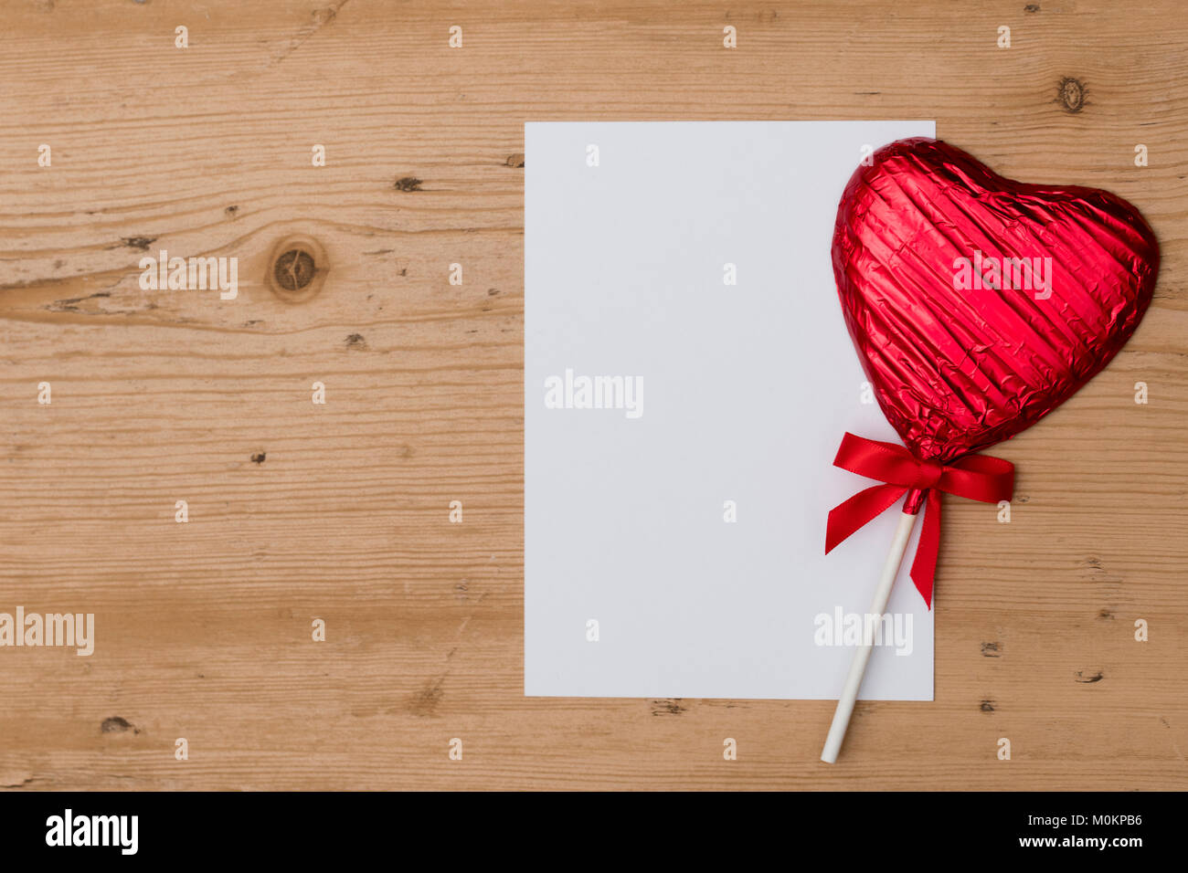 Des bonbons en forme de coeur lolly saint-valentin cadeau avec un message blanc vierge Banque D'Images