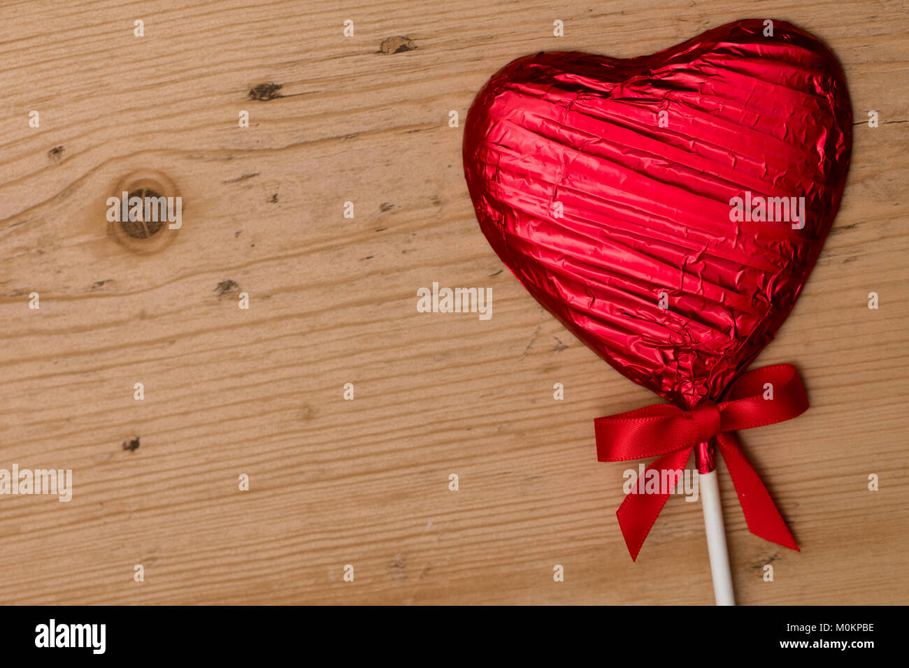 Des bonbons en forme de coeur lolly saint-valentin cadeau. Banque D'Images
