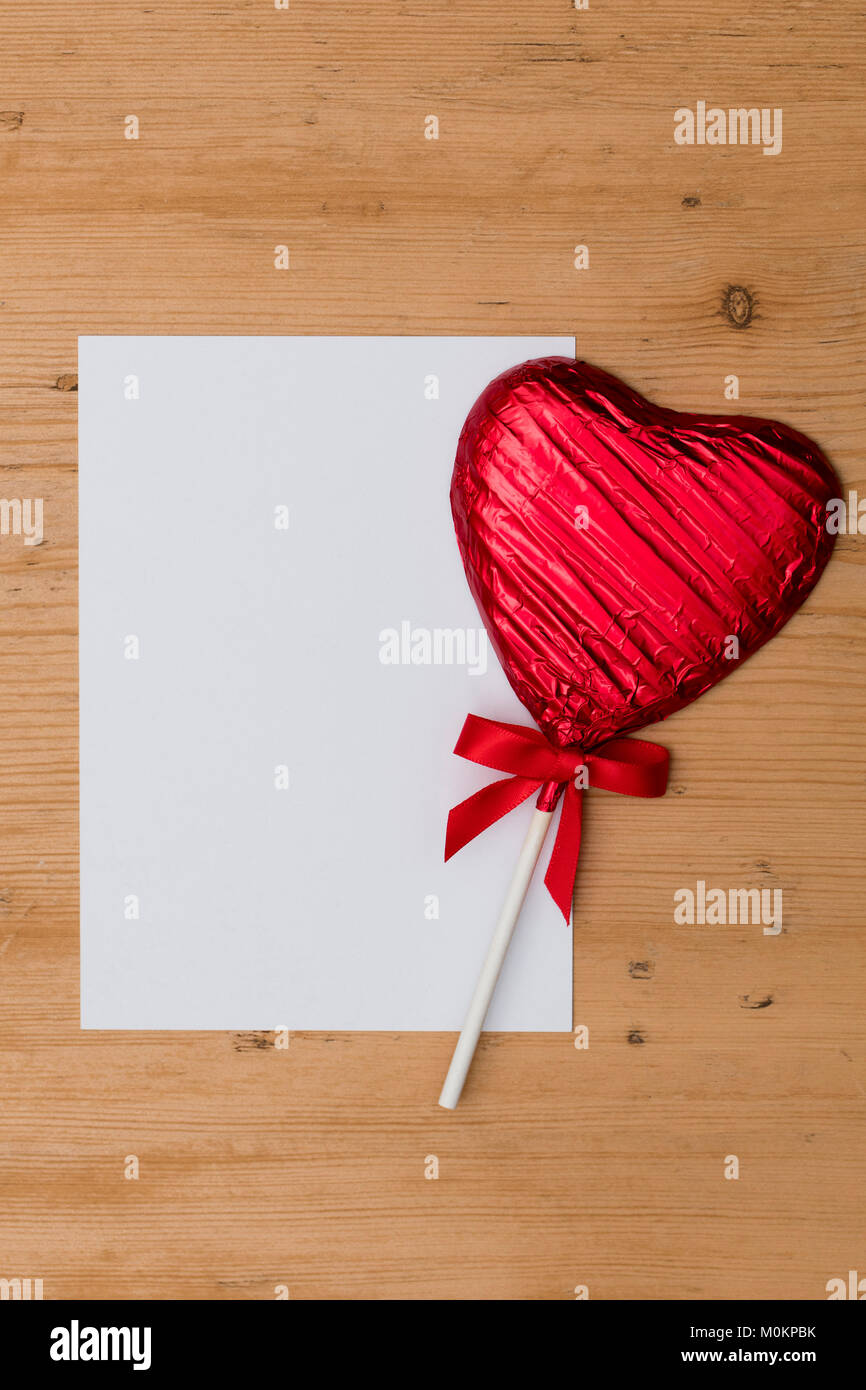 Des bonbons en forme de coeur lolly saint-valentin cadeau avec un message blanc vierge Banque D'Images