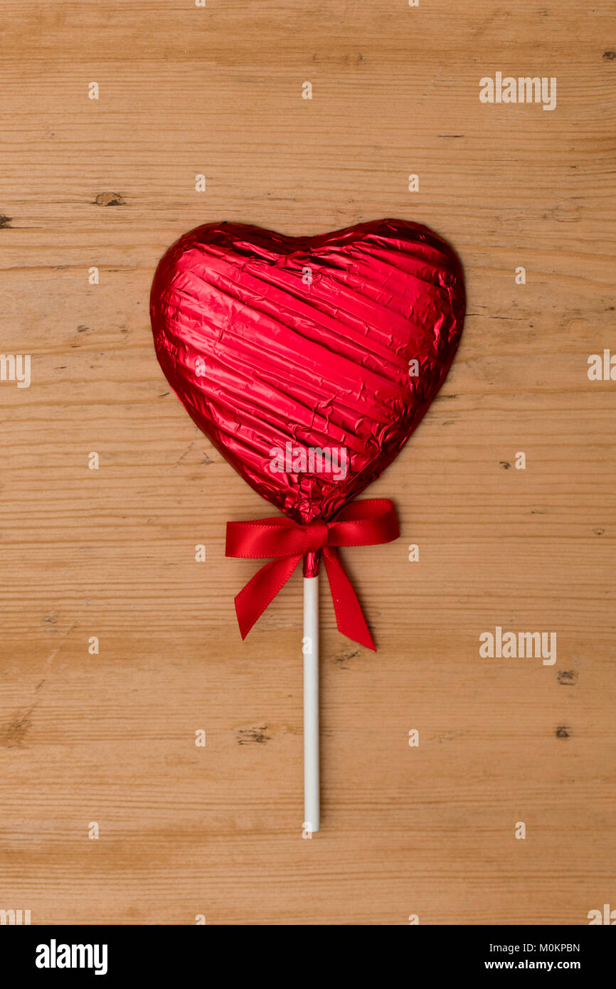 Des bonbons en forme de coeur lolly saint-valentin cadeau. Banque D'Images