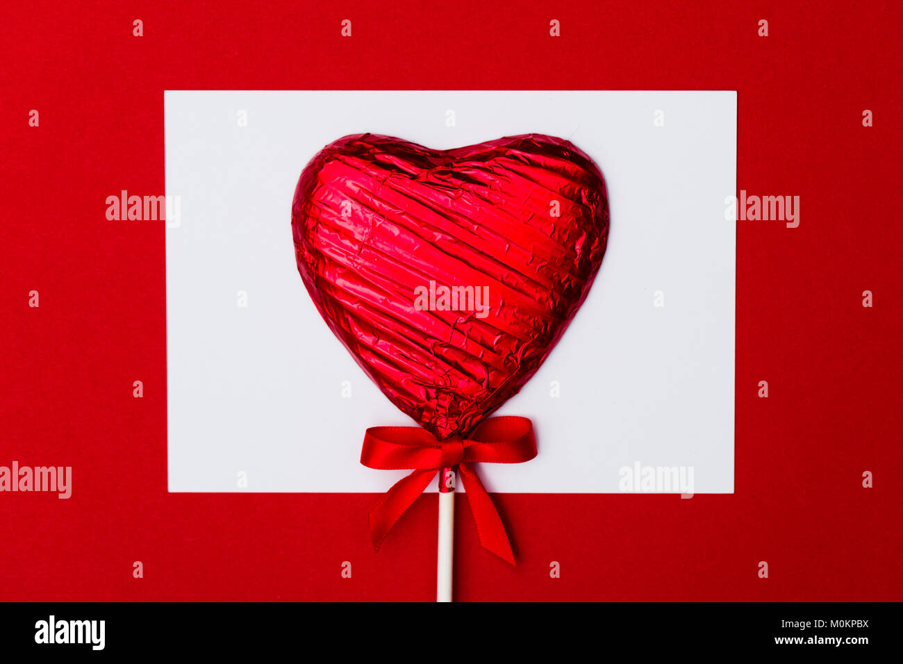 Des bonbons en forme de coeur lolly saint-valentin cadeau avec un message blanc vierge Banque D'Images