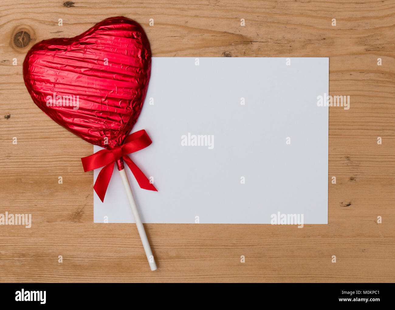 Des bonbons en forme de coeur lolly saint-valentin cadeau avec un message blanc vierge Banque D'Images