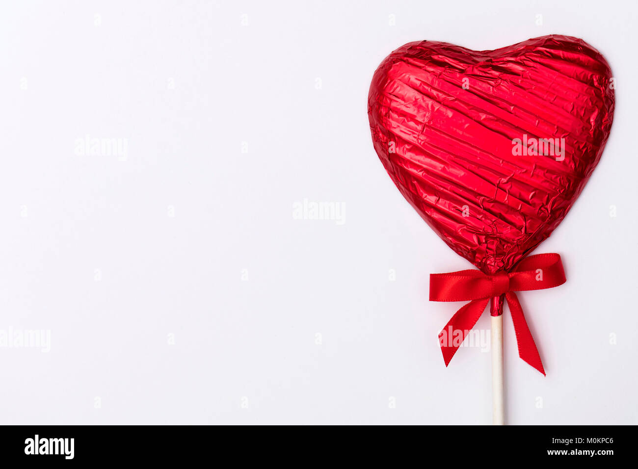 Des bonbons en forme de coeur lolly valentine's day gift sur un arrière-plan uni, blanc Banque D'Images