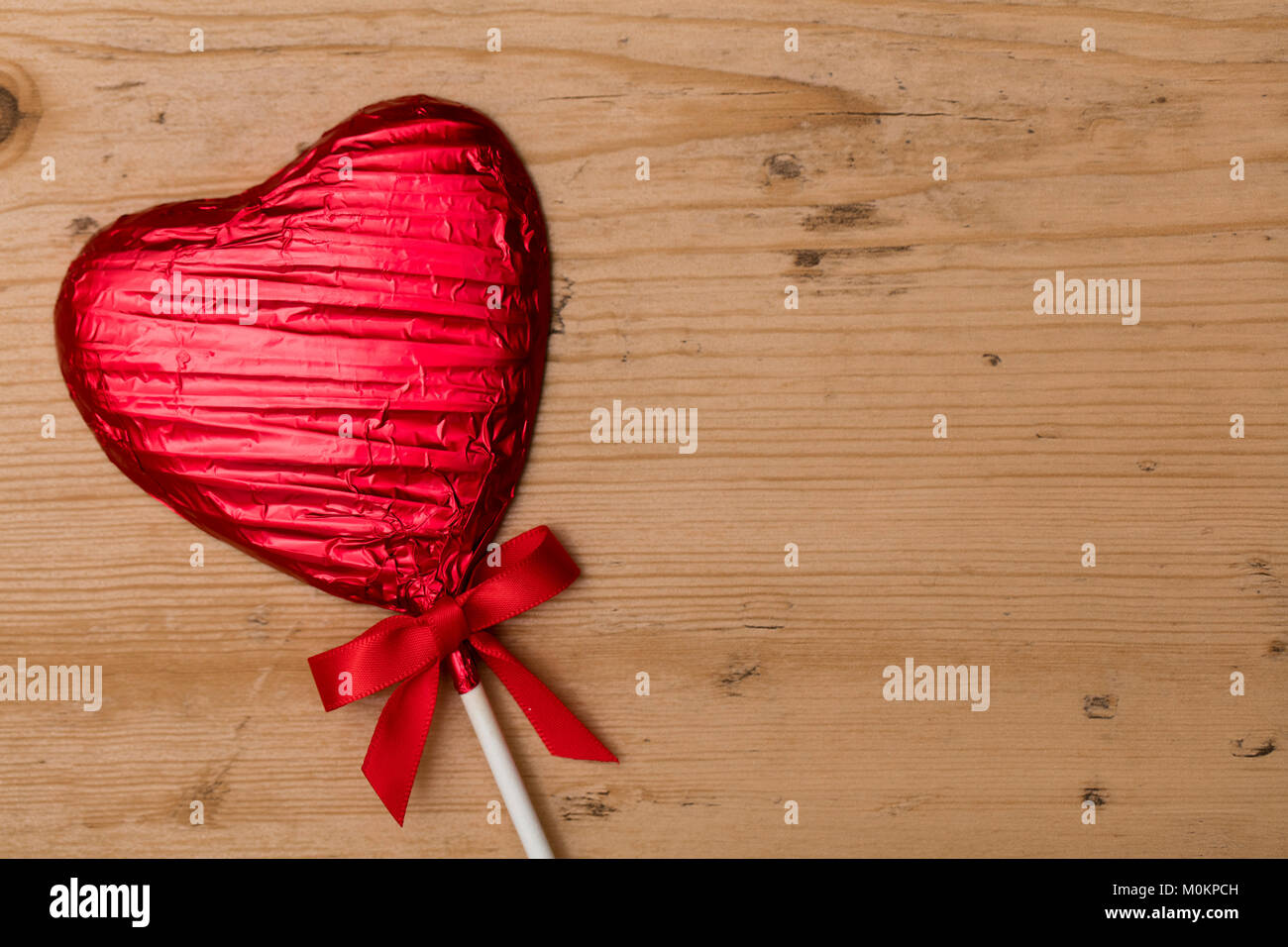 Des bonbons en forme de coeur lolly saint-valentin cadeau. Banque D'Images