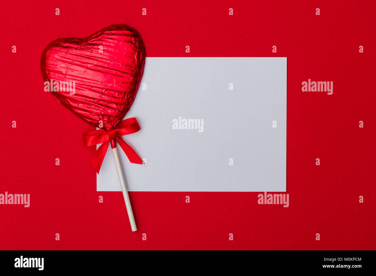 Des bonbons en forme de coeur lolly saint-valentin cadeau avec un message blanc vierge Banque D'Images